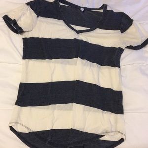 blue and white striped v-neck t shirt | lulu’s
